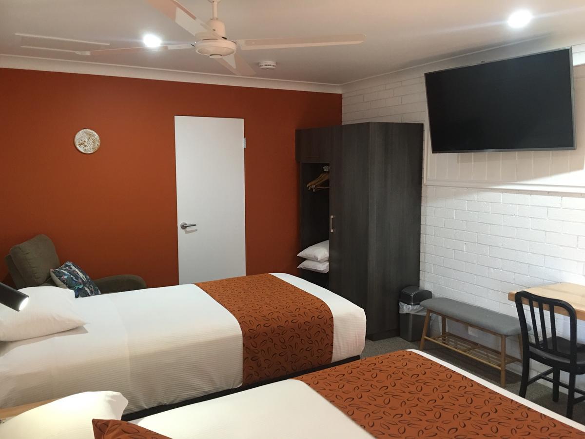 Gin Gin Village Motor Inn Motel Qld מראה חיצוני תמונה